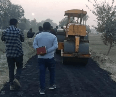 घटिया सड़क निर्माण पर भड़के विधायक, जांच के निर्देश - सुलतानपुर 1 Screenshot 2025 12 16 at 11.01.24 PM