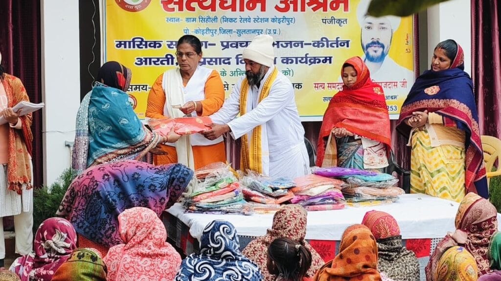 समाजसेवी किन्नर प्रेमा बुआ ने जरूरतमंदों को वितरित की गर्म कपड़े व साड़ियां 5 9cac7559 d589 4488 b2f4 35ceba79de6f