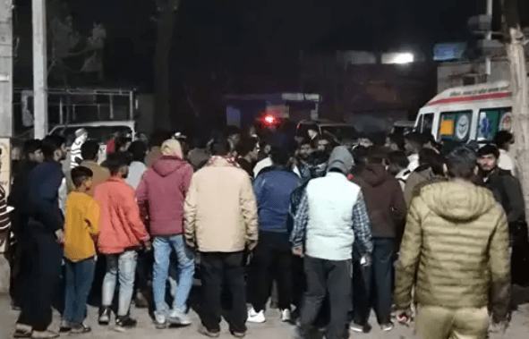 सुलतानपुर सड़क हादसा: अज्ञात वाहन की टक्कर से युवक की मौत, दो गंभीर घायल 1 sultanpur-bike-accident-death