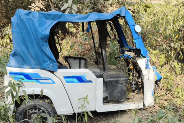 सुलतानपुर में सड़क हादसा: नीलगाय से टकराया टेंपो, चालक गंभीर घायल 1 sultanpur-neelgai-tempo-accident