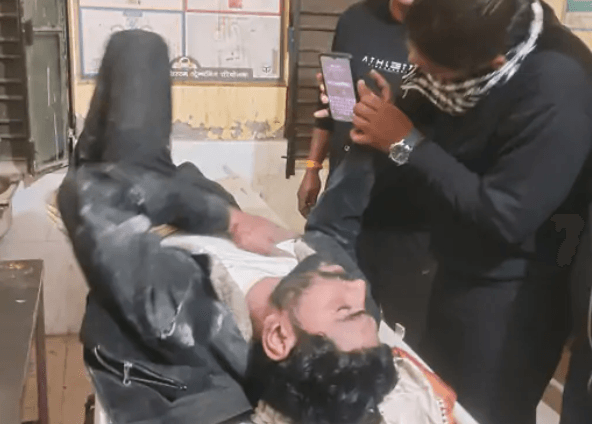 सुलतानपुर में सड़क हादसा: अज्ञात वाहन की टक्कर से बाइक सवार गंभीर घायल 1 sultanpur bike accident rampur mod