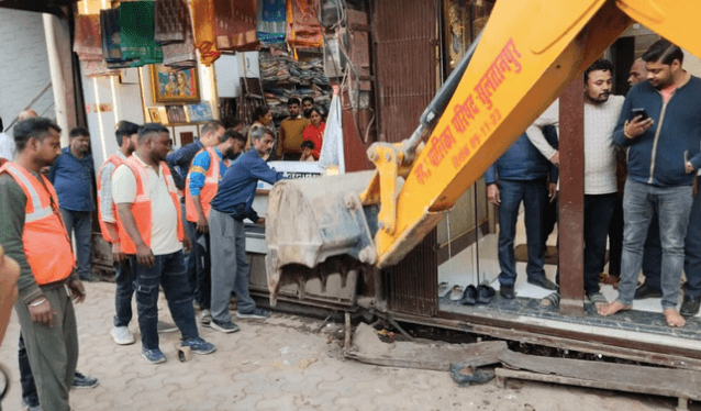 सुलतानपुर में अतिक्रमण हटाओ अभियान: बुलडोजर कार्रवाई पर व्यापारियों से तीखी नोकझोंक 1 sultanpur-atikraman-hatao-bulldozer-action