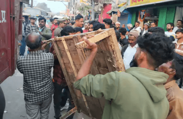 sultanpur atikraman action 13 dukan