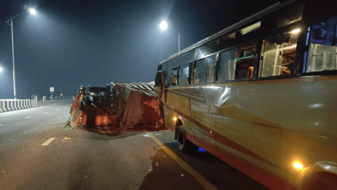 पूर्वांचल एक्सप्रेसवे पर बस–डीसीएम टक्कर, एक की मौत, सात घायल 5 sultanpur-purvanchal-expressway-bus-dcm-accident