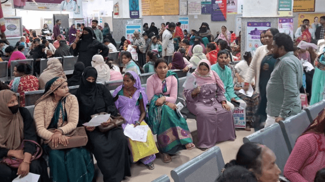 सरकारी स्वास्थ्य व्यवस्था फेल: सुल्तानपुर ओपीडी में 2000 मरीज बेहाल 3 sultanpur-medical-college-opd-lachari