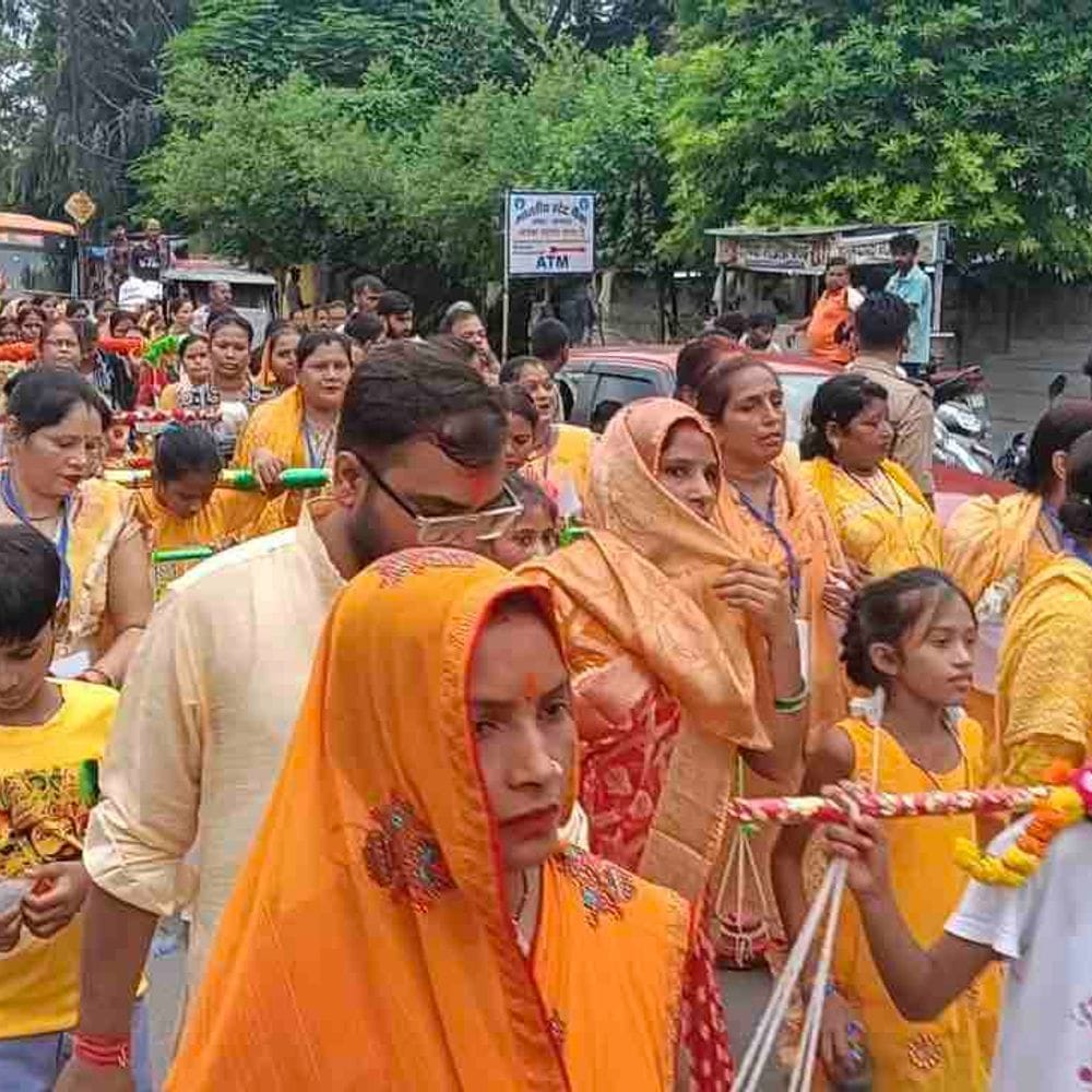 लालबंगला से निकली 300 महिलाओं की कांवड़ यात्रा:सिद्धनाथ बाबा के जयकारों से गूंजा जाजमऊ और लालबंगला 1 18D11FFD E98D 4359 AE51 0FF025BFF754 1786883873156 p5kVqs