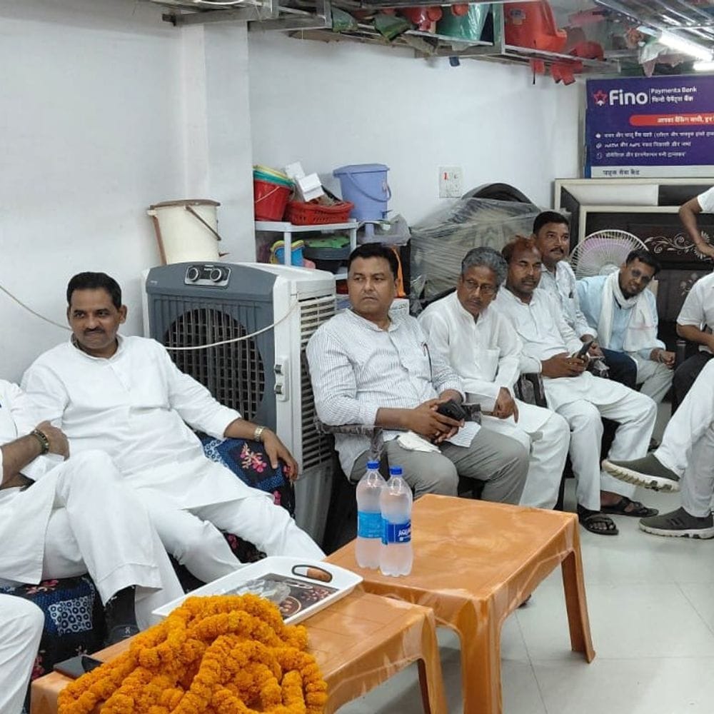 सकलडीहा में व्यापारियों ने कांग्रेस पर्यवेक्षक को बताईं समस्याएं:अली मेहदी ने शीर्ष नेतृत्व तक बात पहुंचाने का दिया आश्वासन 1 1ba78b84 5705 4069 9d6b 85d036520a93 1786881543948 ZkVg5c