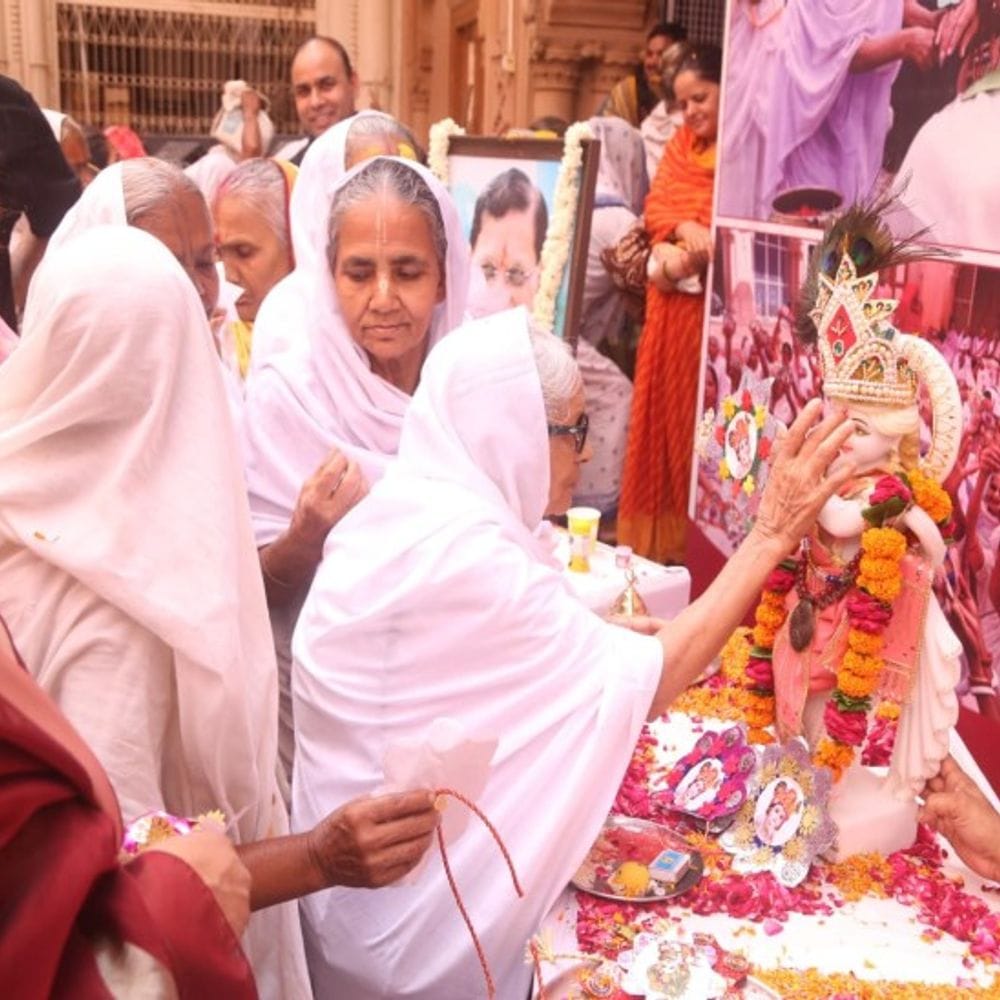 वृंदावन की विधवा माताएं बांधेंगी प्रधानमंत्री को राखी:सुलभ इंटरनेशनल संस्था के नेतृत्व में जाएगा प्रतिनिधिमंडल दिल्ली, एक हफ्ते से माताएं बना रही राखी 1 2001834 1786884957 mN1VUE