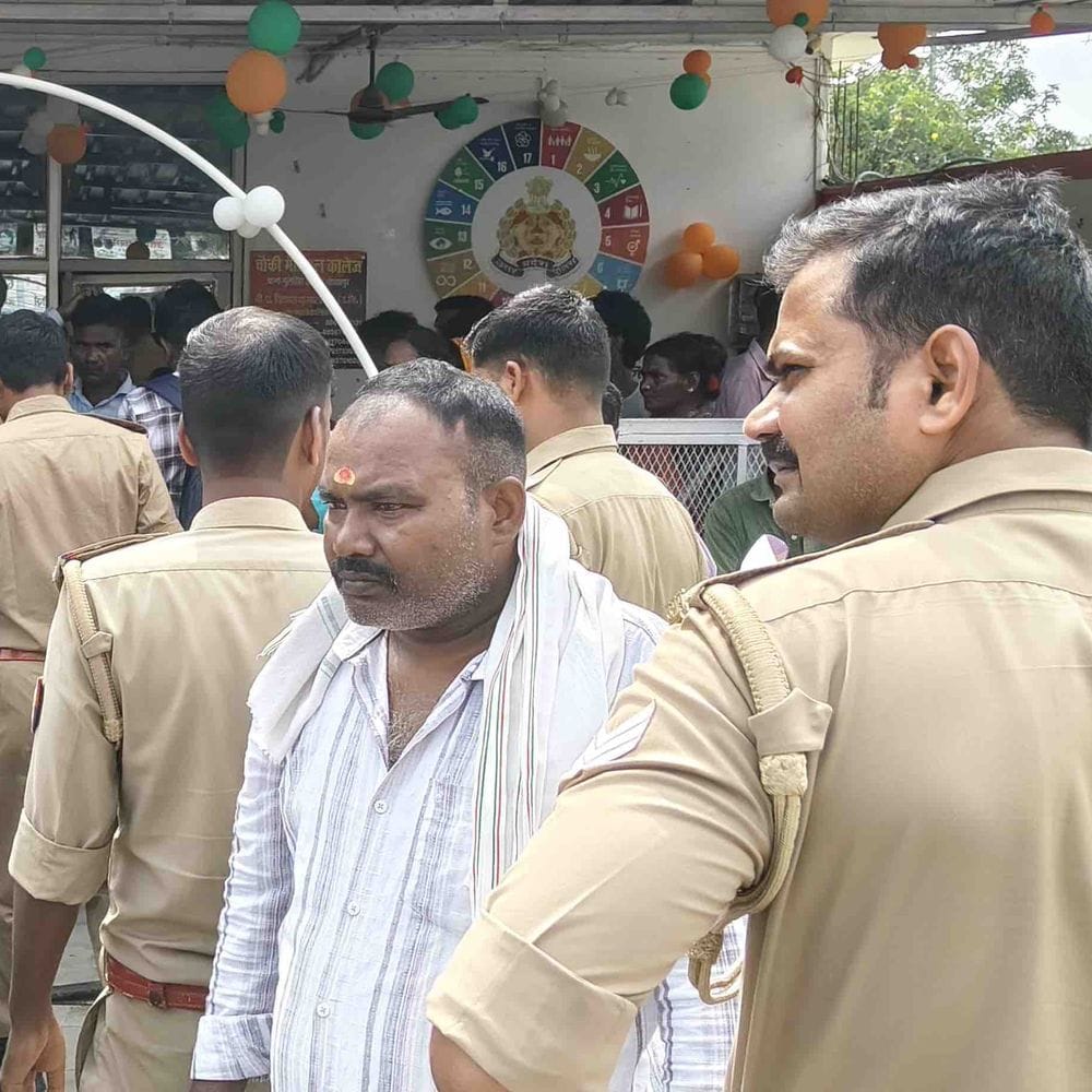 गोरखपुर में युवक की मौत के बाद बड़ा बवाल:परिजनों ने पुलिस चौकी पर किया हंगामा, कार्रवाई में लापरवाही का लगाए आरोप 1 22A41A71 4548 4660 86E2 87A1C314D637 1786878824213 RbJBOG
