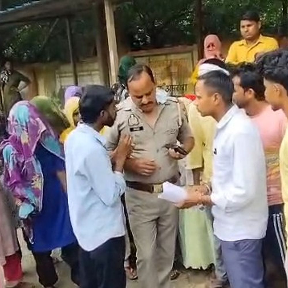 अमरोहा में युवक की पीट-पीटकर हत्या,पोस्टमार्टम हाउस के बाहर जाम:बाइक चोरी के शक में लाठी-डंडों से हमला करने का आरोप, बुलडोजर कार्रवाई की मांग 1 29a41fd6 73d1 4f72 b8a7 0414628f3365 1786887651576 ROkyNN