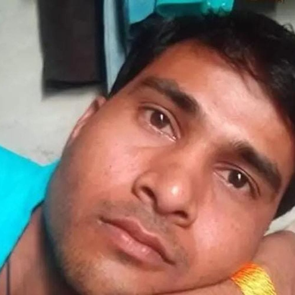 जहरीला पदार्थ खाने से युवक की संदिग्ध मौत:महाराजगंज में 35 वर्षीय हेमंत राजभर ने अस्पताल में तोड़ा दम 3 2bf83e28 fb7d 41df 9b25 c7cf7280baf4 1786889842885 J7ZEdG