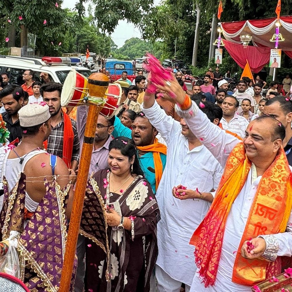 कांवड़ियों का रामपुर में स्वागत, विधायक ने बरसाए फूल:पूर्व मंत्री शिव बहादुर सक्सेना ने बेटे से की मुलाकात 1 45e72a2b f3f3 444c b54e c2e5db2e4341 1786891851210 PCRu8w