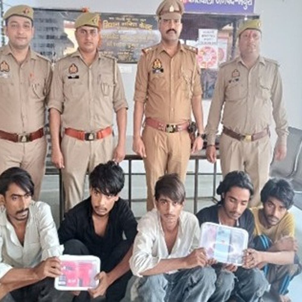 मथुरा में साइबर ठगी गिरोह का खुलासा:फर्जी सिम और आधार से बनाते थे व्हाट्सएप अकाउंट, परिचित बनकर मांगते थे रुपए 1 4c12700b a46a 45a5 b7f8 8166a323ed5c 1786889636758 eqOFYQ