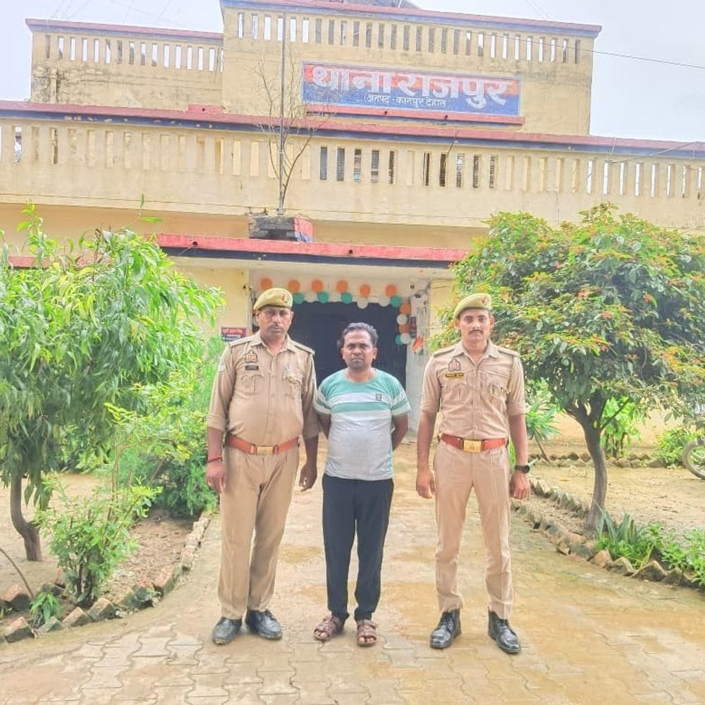 दहेज हत्या मामले में पति गिरफ्तार:कानपुर देहात में दो दिन पहले विवाहिता का शव फंदे पर लटका मिला था 1 7b003be0 eec3 429d 94bc ddff0091420b 1786878512808 48PMMQ