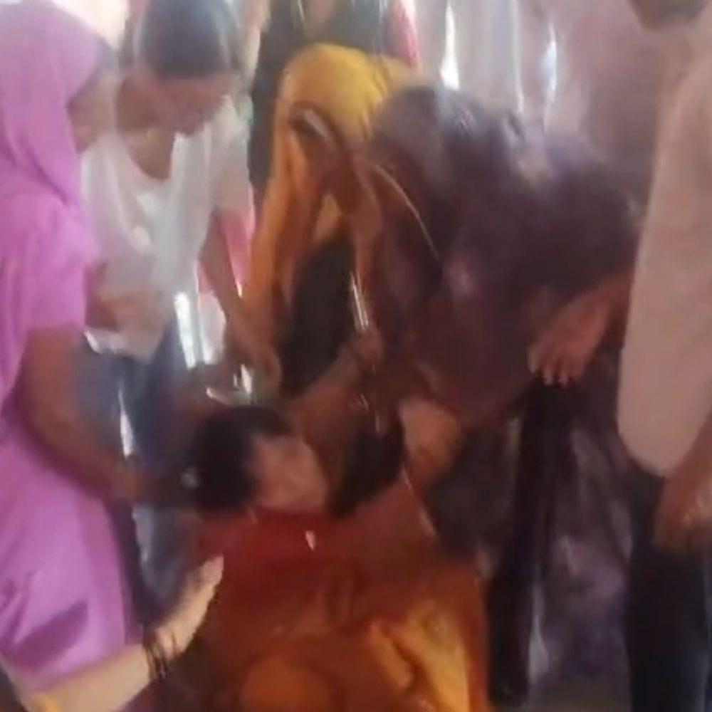 औरैया में महिला की करंट लगने से मौत:कपड़े सुखाते समय हुआ हादसा, डॉक्टर ने मृत घोषित किया 1 7fb01404 e59a 4b93 a6a0 6aa85c8f1a4b 1786883478869 wKbjfr