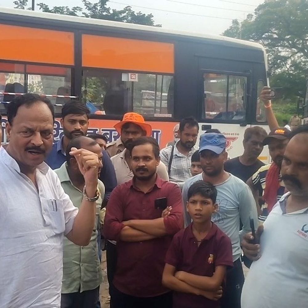 अलीगंज बस स्टैंड पर खड़ी मिलीं तीन ग्रामीण बसें:एटा में विधायक ने लगाई फटकार, तय रूट पर बसों का संचालन नहीं होने की शिकायत 1 862bfa1d 793d 4cfb bf07 3877b854518b 1786883890089 HwwSQJ