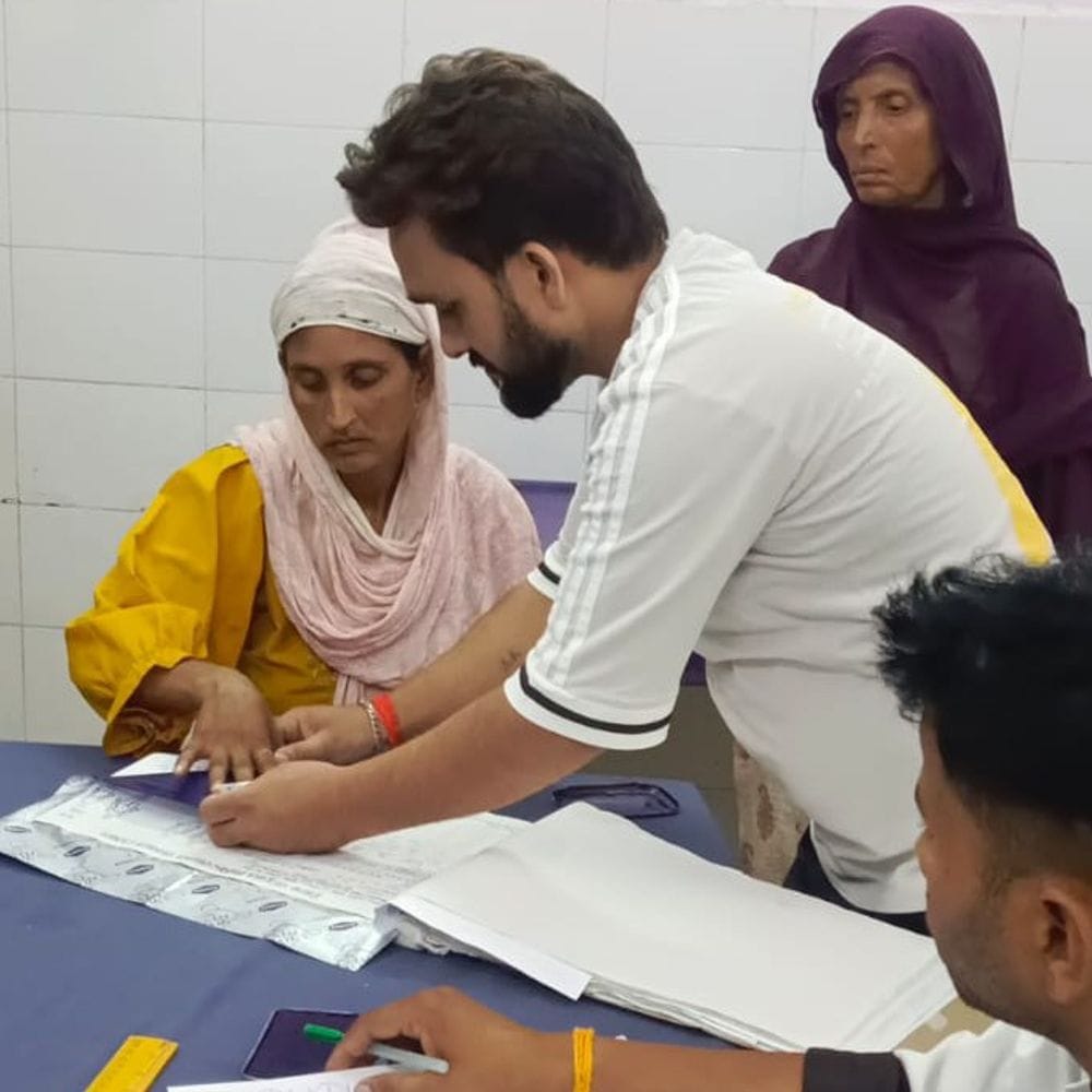 संभल में पति ने पत्नी को पीटा, महिला घायल:पीड़िता बोली- बच्चों को कच्चा-पक्का खाना खिलाने पर हुआ था विवाद 1 882d4cce 4c83 4c5c 92f2 d1ac72ea0441 1786879461782 pPHfzG