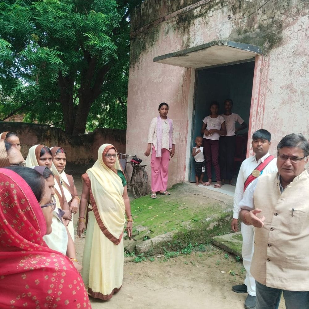 भदोही में सीएमओ ने दो स्वास्थ्य कर्मियों का वेतन रोका:औचक निरीक्षण में लापरवाही मिली, वार्ड बॉय और स्वीपर को फटकार 1 8a706faa b859 4413 a769 82d8f31f0842 1786879565389 uNt2Pq