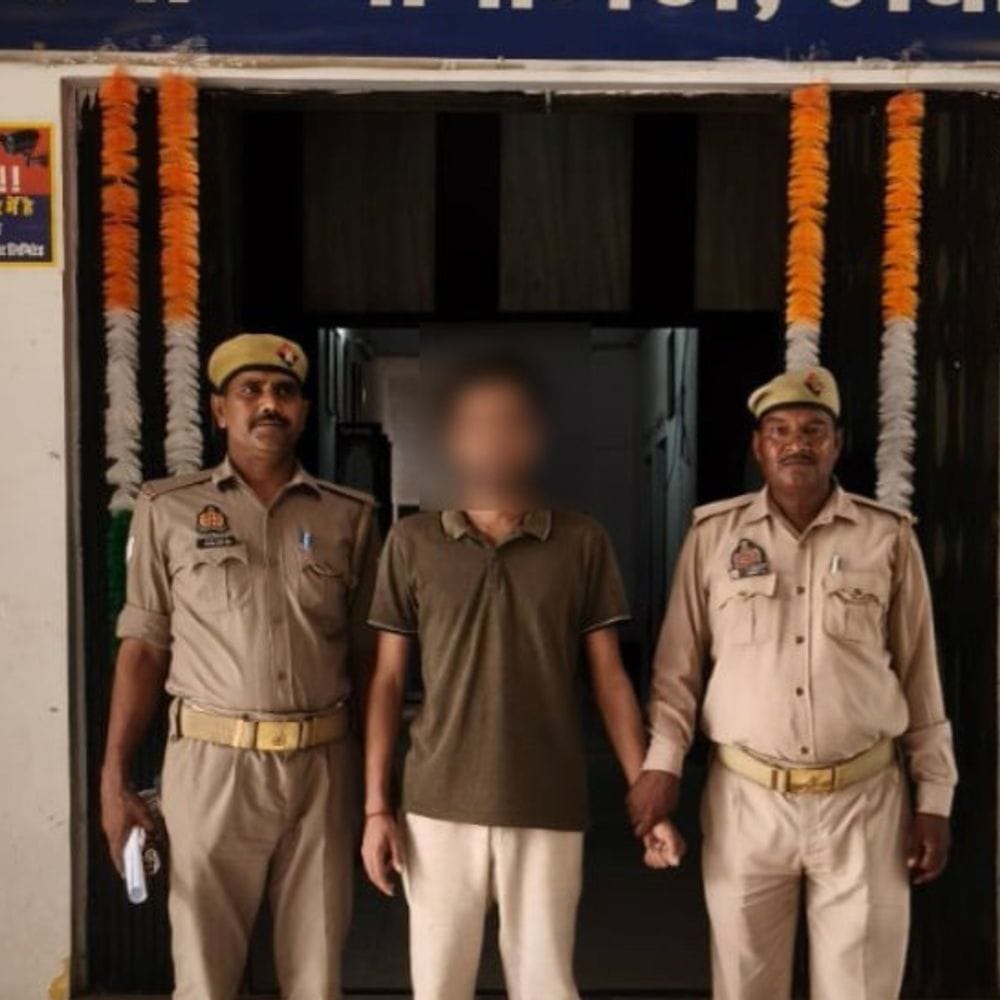 भदोही में 25 हजार का इनामी गैंगस्टर गिरफ्तार:पुलिस ने स्टेशन रोड पर घेराबंदी कर दबोचा, लंबे समय से था वांछित 1 8fa2913d d087 4b09 a2a1 e4740b08aa7b 1786886181190 nA93lf