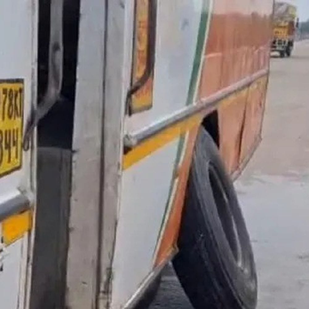 रोडवेज बस के पिछले दोनों टायर निकले:हमीरपुर में पुल पर बड़ा हादसा टला, यात्री सुरक्षित 1 94c94263 da6c 43ab 9181 d51ce7f50507 1786890775381 Cpk4ry