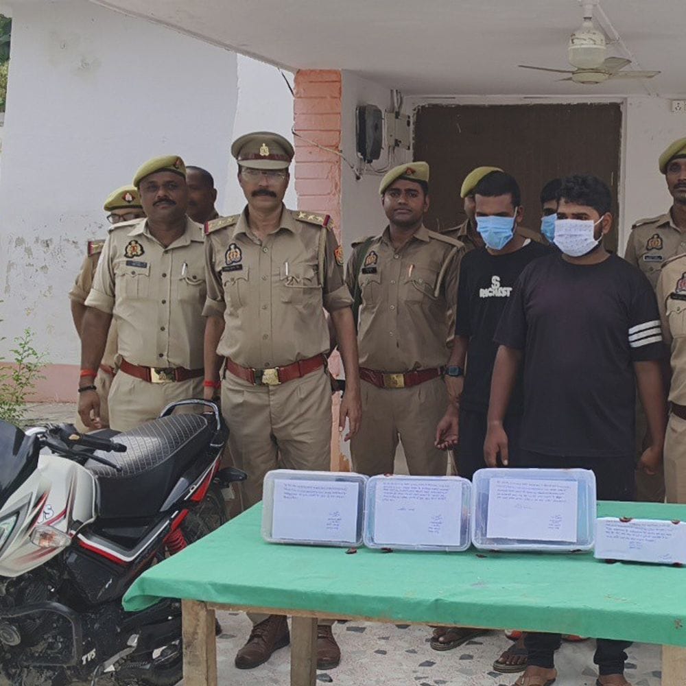 मऊ में लूटकांड का खुलासा, तीन आरोपी गिरफ्तार:मेडिकल स्टोर संचालक से हुई थी लूट, बदला लेने की साजिश 1 96876cc6 ac53 40a7 b11b de65652f6267 1786878014953 8K4WsZ