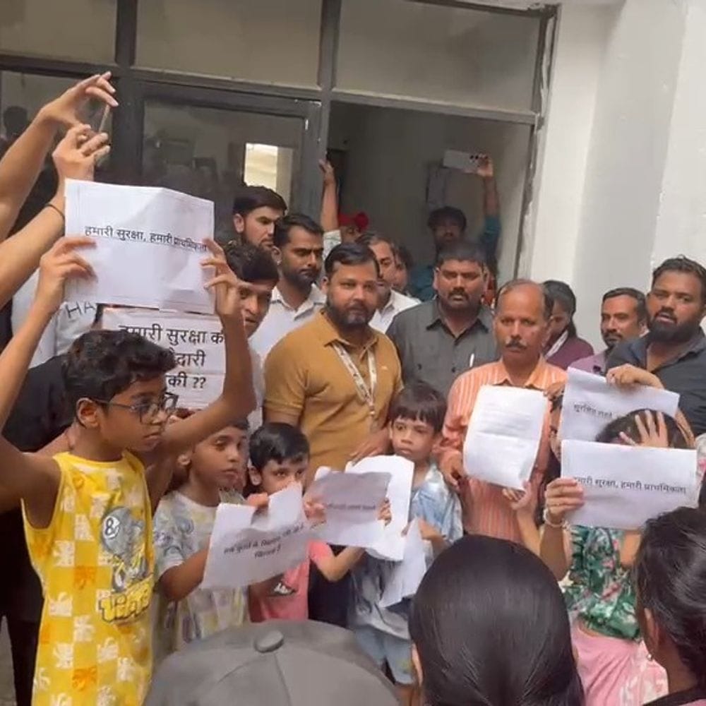 पंचशील ग्रीन्स-2 में डॉग बाइट से भड़के लोग:नोएडा में सोसाइटी में निकाला पैदल मार्च, बोले- कार्रवाई करो 1 9b7faec8 94ff 441e a196 a09e533657fc 1786885818863 uTB0tH