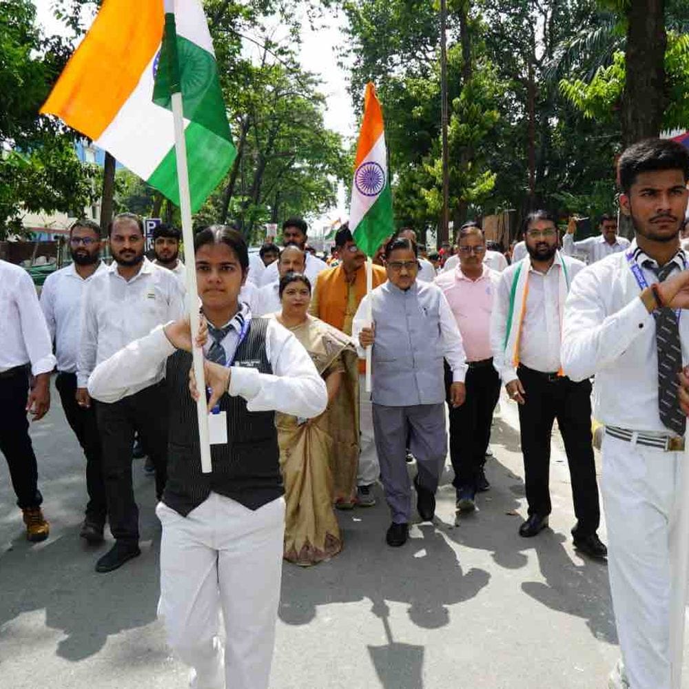 गोरखपुर में 72 मीटर तिरंगे के साथ निकली प्रभात फेरी:छात्रों में दिखा जबरदस्त उत्साह, गूंजे 'भारत माता की जय' के नारे 1 FD87D7EE 5CB6 46EB AC6B 066972DDEF56 1786880166805 NTJVv1