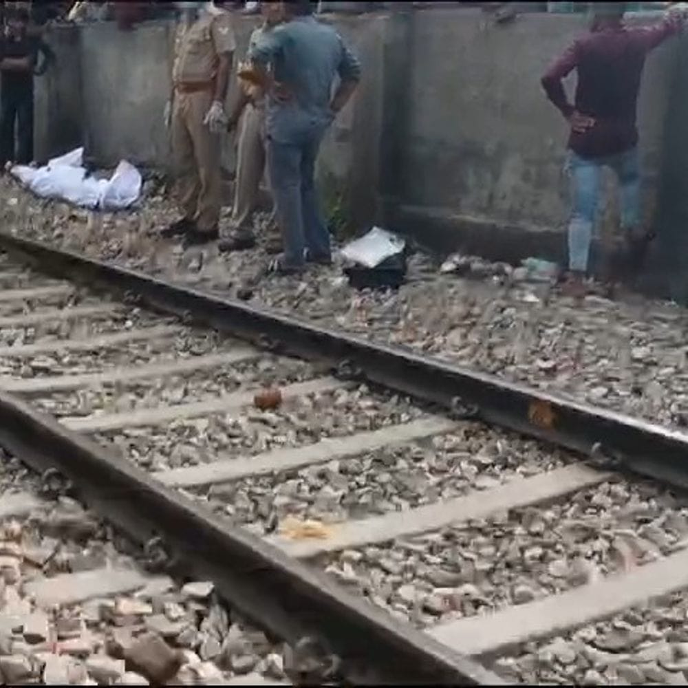 ट्रेन की चपेट में आने से किशोर की मौत:मथुरा में मां की डांट के बाद घर से निकला था, रेलवे लाइन के पास मिला शव 4 adf6f8c3 0fcc 4dce af8f 2a8fdd702440 1786878636495 LL849C