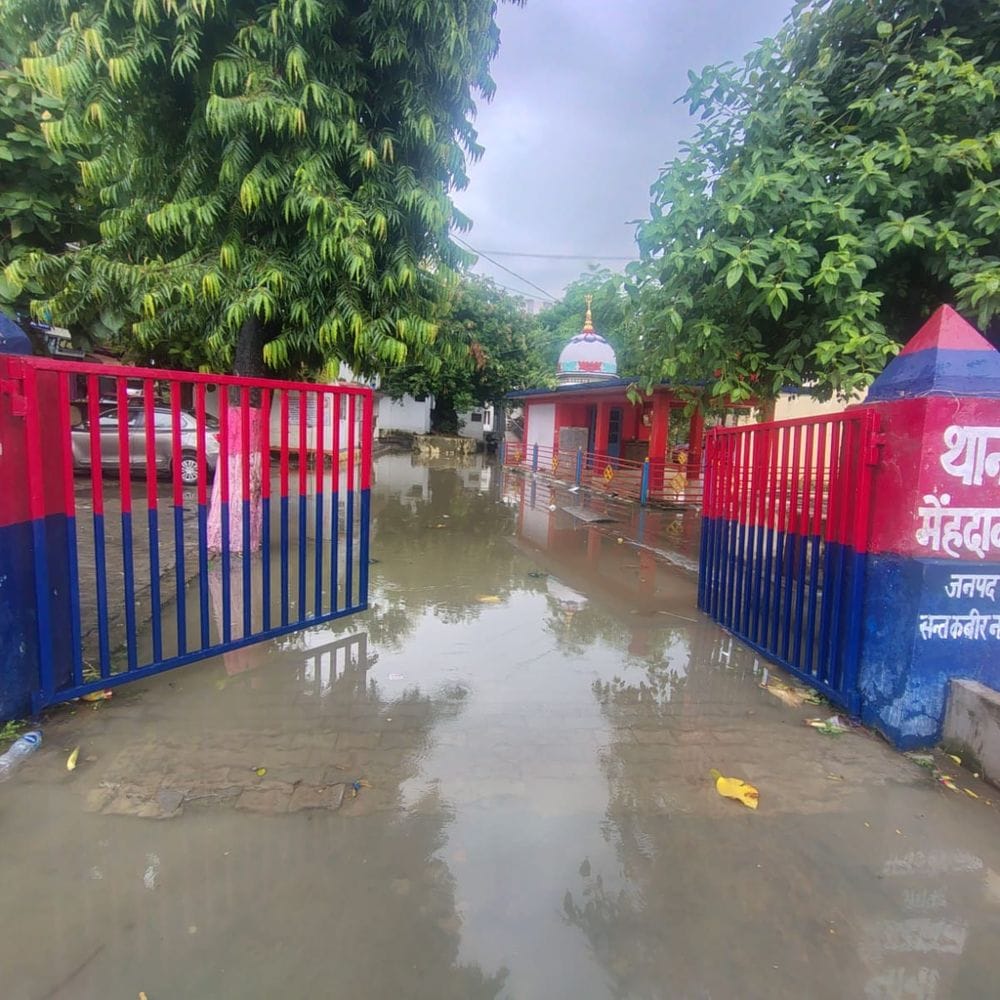 संतकबीर नगर में भारी बारिश, मेंहदावल थाने में घुसा पानी:पुलिसकर्मी रिकॉर्ड बचाने में जुटे, एसओ कार्यालय हुआ जलमग्न 1 b12d5775 fb6c 417c 94b2 2c774d6ae9d7 1786883182598