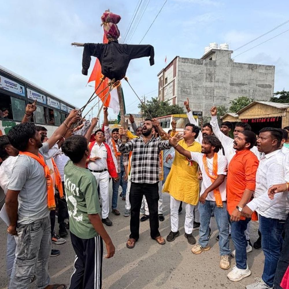 मैनपुरी भाजपा युवा मोर्चा ने कांग्रेस का पुतला फूंका:वंदे मातरम् अपमान के विरोध में किया प्रदर्शन 1 bca93dfc e6f3 4e4d abd6 500c433c81d5 1786879163312