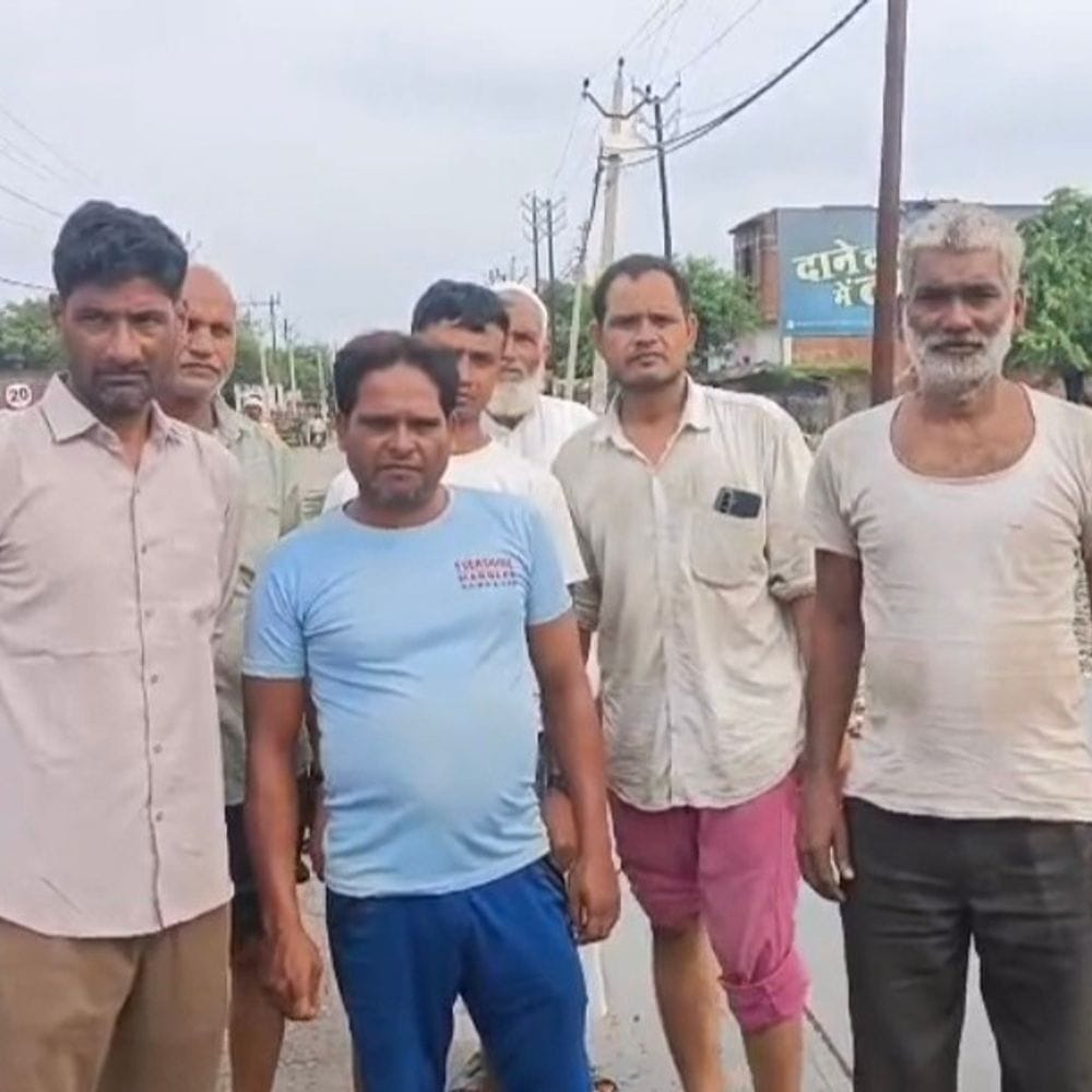 संभल में जलभराव से 50 परिवार परेशान:घरों में 2-3 फीट गंदा पानी, कई ने छोड़े घर, ग्रामीणों ने किया प्रदर्शन 1 c4e519c1 290f 4d7b be8e ba5f703cdc66 1786887589176 PZ82YE