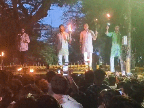 पुलिस बैरियर पर चढ़कर भाजपाइयों ने गाया वंदेमातरम:लखनऊ में मशाल लेकर कांग्रेस मुख्यालय की ओर बढ़े, कांग्रेसी पुलिस से भिड़े 1 comp 111 1 1786890546 HMvj9a