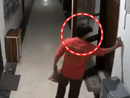 डिलीवरी बॉय को पीटने वाला यूको बैंक का मैनेजर गिरफ्तार:मेरठ में लोग बोले-सोसाइटी का माहौल खराब किया, अब नहीं रहने देंगे 1 comp 131 1 1786863425 3AzaFh