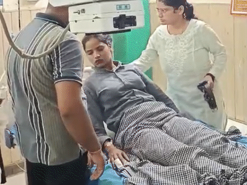 वाराणसी एयरपोर्ट पर गोली चली, 2 कर्मचारी घायल:यात्री पिस्टल जमा कराने पहुंचा था, तभी फायर हुआ; मुंबई जा रहा था 1 comp 142 4 1786862933 uLPbtY