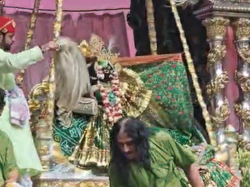 79 साल से हरियाली तीज मनाते हैं बांके बिहारी:10 किलो सोने, 1000 किलो चांदी से बने झूले पर झूलते हैं; VIDEO में ठाकुरजी के दर्शन 1 comp 143 2 1786810322 mYspk2