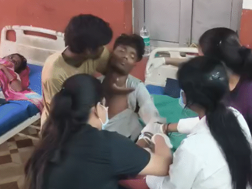 सांप ने डसा तो भाई ने 150 थप्पड़ मारे:हरदोई में युवक को 1 घंटे तक जगाए रखा, डॉक्टरों ने 15 इंजेक्शन लगाकर बचाई जान 1 comp 151 1786809767 wTy9oB