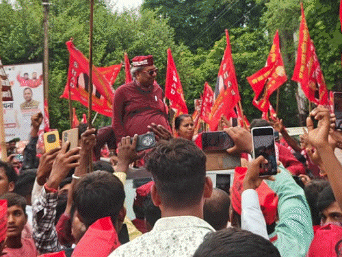 'मैं मंत्री नहीं संतरी हूं, असली मंत्री हमारे कार्यकर्ता हैं':लखनऊ में निषाद पार्टी का शक्ति प्रदर्शन, 27 में संजय निषाद सीएम बा... गाने पर डांस 1 comp 18 1 1786879887 esup4O