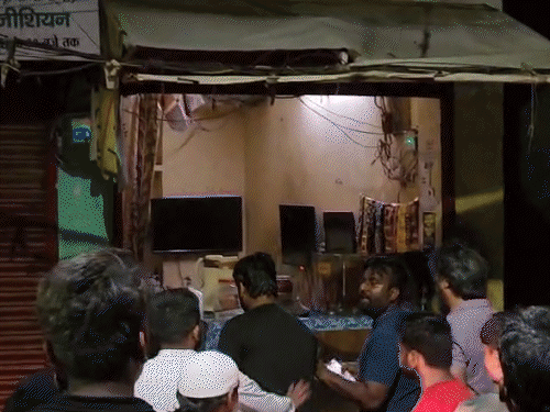 2 सगे भाइयों ने चाय की कैंटीन में लगाई आग:छोटे भाई से विवाद के बाद पेट्रोल लेकर लखनऊ पहुंचे, छिड़ककर फूंक दी 1 comp 3 1 1786876647 wjeOkP