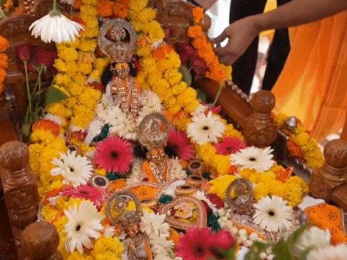 रामलला 500 साल में पहली बार झूला विहार पर निकले:अयोध्या में फूलों से सजी चांदी की पालकी, साथ में तीनों भैया, मनमोह लेगा VIDEO 1 comp 36 1786902257 kzut0C