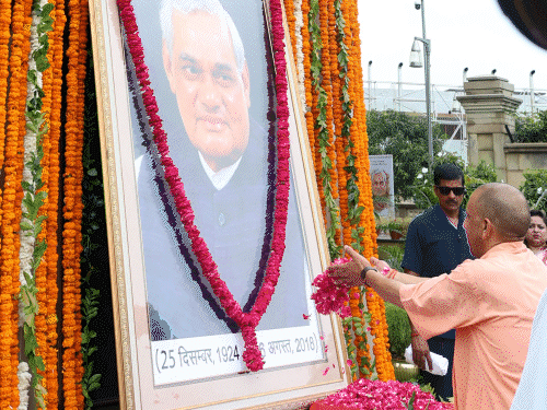 योगी बोले- सहज-सरल थे, लेकिन इरादों में 'अटल':अटलजी की पुण्यतिथि पर लखनऊ में स्मृति संध्या, ई-बुक लॉन्च 1 comp 44 1786884640 DONyzt