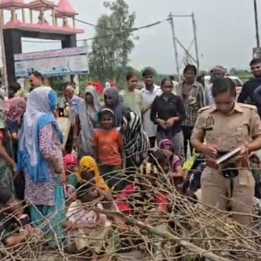 बुलंदशहर में हाईटेंशन लाइन से युवक की मौत:ग्रामीणों ने किया रोड जाम, विधायक ने SDO को निलंबित करने के निर्देश दिए 1 d6787adc 9f47 4c1a 9728 af176b51f5f7 1786891414664 kIb8IB