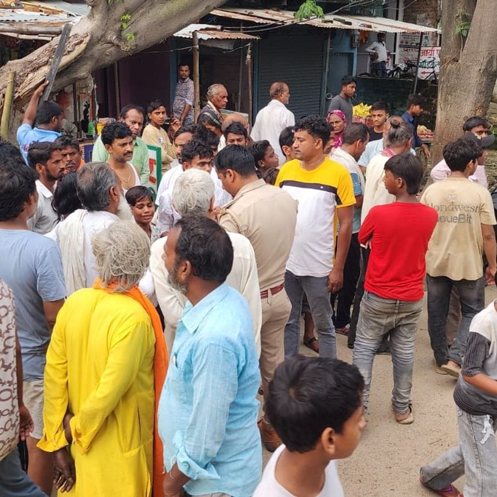 बांदा में ट्रेलर ने साइकिल सवार को रौंदा, मौत:सिर के ऊपर से गुजरा ट्रक का पहिया, अतिक्रमण को लेकर लोगों में आक्रोश; ड्राइवर फरार 1 df45aee8 9fb7 45f1 a6b3 9468ede32415 1786891580186 SXlFtL