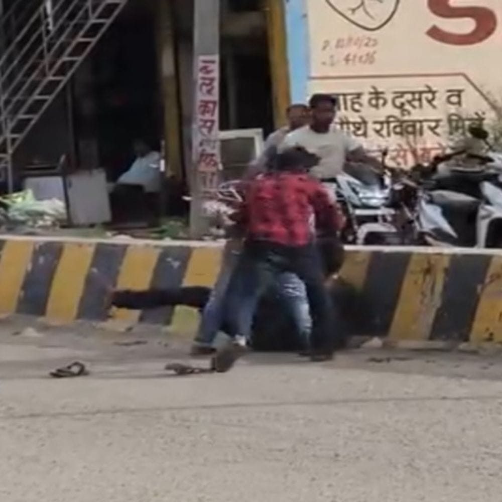 शाहजहांपुर में थाने के सामने युवकों के दो गुट भिड़े:लाठी-डंडे और बेल्ट चले, पुलिस ने दोनों पक्षों को थाने बुलाया 4 e38757d0 5e9c 48d1 b4ba bdc095495626 1786884531467 7VflGV