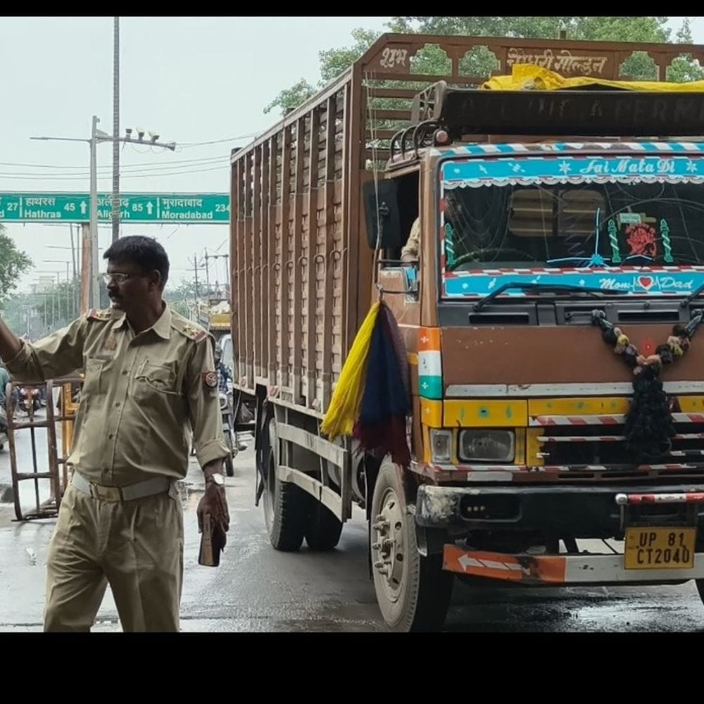 आगरा में कैलाश मंदिर मेले से पहले पुलिस अलर्ट:रामबाग चौराहे पर संभाला मोर्चा, कांवड़ियों की बड़ी संख्या को लेकर रूट डायवर्जन लागू 1 e8a164d9 c044 4afd 84c2 52d948258127 1786878062469 LSY3vq