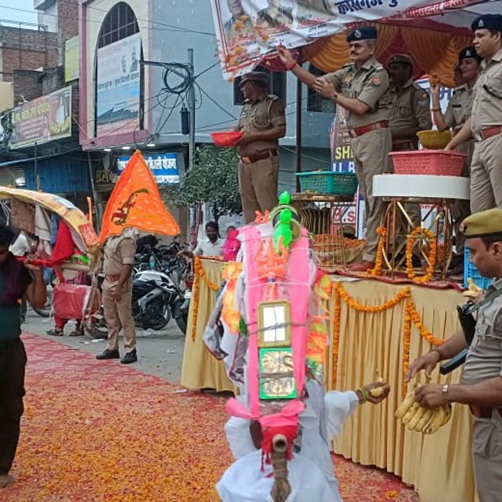 कासगंज पुलिस ने कांवड़ियों पर पुष्प वर्षा कर किया स्वागत:सुरक्षा को लेकर 1 हजार से अधिक पुलिसकर्मी तैनात, कैंप लगाकर बांटी खाद्य सामग्री 1 f1ae3da5 c68d 47b2 b090 58cd5c4c7328 1786888075574 152qXA