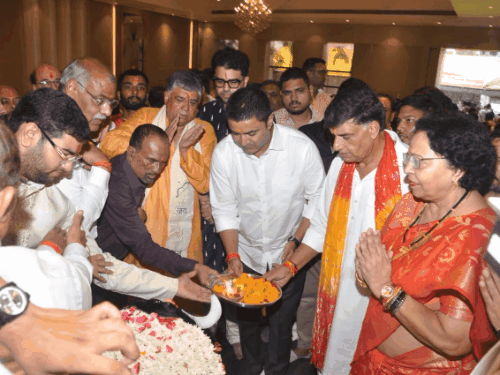 पूर्व विधायक अजय कपूर ने कराया रूद्राभिषेक:सांसद रमेश अवस्थी और MLA अभिजीत सिंह सांगा ने की आरती, बोले- भगवान शिव की आराधना से सफलता मिलती है 1 gifmagicsite 2026 08 16t170751494 1786880411 p4pc59