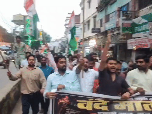 कानपुर में BJP कार्यकर्ता मशाल लेकर कांग्रेस कार्यालय पहुंचे:सोनिया गांधी के खिलाफ नारा लगाया, वंदेमातरम् का गायन किया 1 gifmagicsite 2026 08 16t193115074 1786888884 lpLBy5