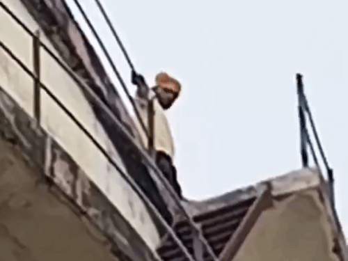 युवक 30 फीट ऊंची पानी की टंकी पर चढ़ा:प्रयागराज में चकबंदी से था नाराज, खीरी से करीब 50 किमी दूर शहर आकर उठाया कदम 1 gifmagicsite 2026 08 16t202501785 1786892107 umqvj7