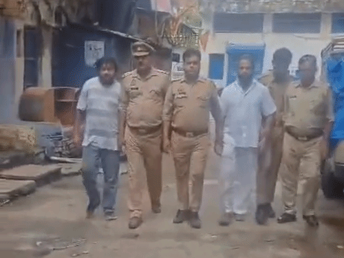 16 रुपये की सेल का ऑफर देने वाले 2 गिरफ्तार:ढाई घंटे पहले से जुटने लगी थी भीड़,रईस आलम ने लोगों पर हुड़दंग मचाने का लगाया आरोप 1 gifmagicsite 2026 08 17t004249610 1786907469 IwHwq5