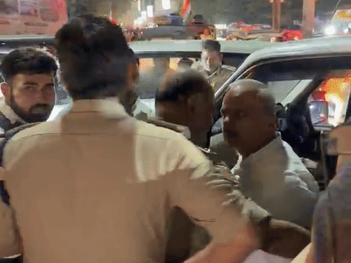वृंदावन में भाजपा विधायक और DSP के बीच बहस:गाड़ी की एंट्री को लेकर हुआ विवाद, MLA बोले- पुलिस तानाशाही कर रही 1 gifmagicsite 59 1786881635 zrztkg